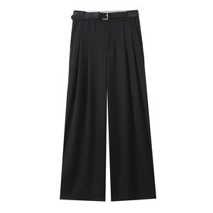 Dettaglio dei pantaloni neri a gamba larga con doppia piega in vita e sottile cintura in pelle