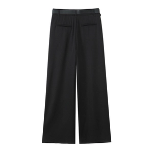 Vista posteriore dei pantaloni neri a gamba larga con vita piatta e cintura abbinata