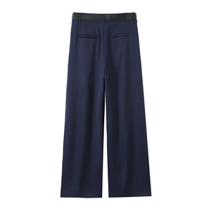 Dettaglio dei pantaloni a gamba larga blu scuro a vita alta con cintura nera e tasche sul retro