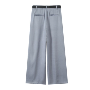 Dettaglio del retro dei pantaloni a gamba larga grigio-blu con cintura nera sottile