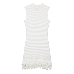 Ärmelloses weißes Strickkleid mit elegantem Stehkragen und dekorativem Fransensaum