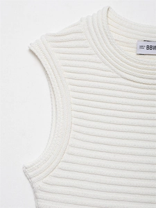 Detailaufnahme des weißen Strickkleides ohne Ärmel mit horizontalem Rippmuster und Markenlabel