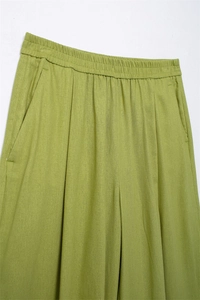 Detail der Leinenhose mit weitem Bein, elastischem Bund, Falten und Seitentaschen
