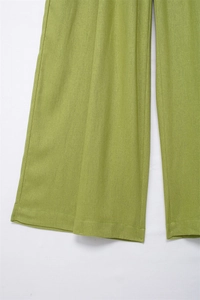 Detailansicht der grasgrünen Leinenhose mit weitem Bein und natürlicher Textur