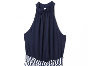 Details des dunkelblauen Neckholder-Jumpsuits mit gestreiftem Taillengürtel in Weiß