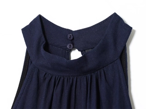 Nahaufnahme des Neckholder-Ausschnitts mit Plisseefalten am dunkelblauen Overall