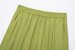 Detailansicht des elastischen Hochbunds und der Seitentaschen an grüner Leinen-Weithose