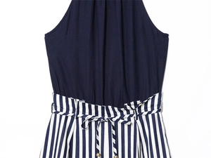 Details von marineblauem Neckholder-Oberteil und gestreifter Leinenmischung mit Quastengürtel