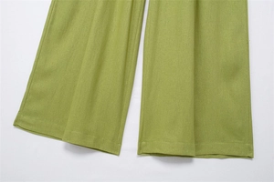 Detailansicht der grasgrünen Leinenhose mit weitem Bein und Fokus auf Stoffstruktur