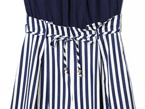 Detail eines Jumpsuits aus Leinenmix mit dunkelblauem Oberteil und gestreiftem Gürtel