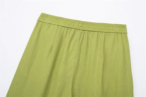 Detail der hellgrünen Leinenhose mit weitem Bein, elastischem Bund und natürlicher Textur