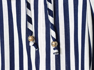 Detailaufnahme von Leinenmischgewebe mit blauen Streifen und goldenen Perlen
