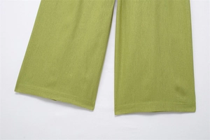 Detailaufnahme des Hosensaums der weiten Leinenhose in Grasgrün mit hochwertiger Verarbeitung