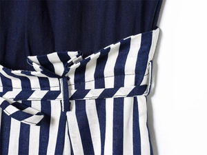Detailaufnahme der Taille eines Leinen-Jumpsuits mit vertikalen Streifen und Falten