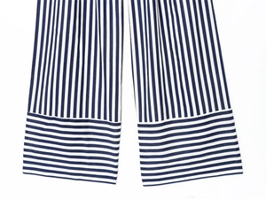 Detailansicht eines Leinen-Jumpsuits mit vertikalen und horizontalen Streifenmustern