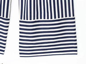 Detailansicht des Leinen-Jumpsuits mit vertikalen und horizontalen Streifenmustern