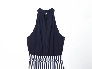Detail eines dunkelblauen Neckholder-Jumpsuits mit Rückenausschnitt und blauen Streifen