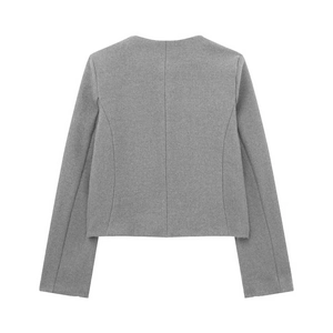 Vue arrière d'une veste courte grise en laine avec manches longues et coupe minimaliste