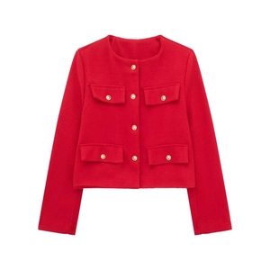 Détail d'une veste courte en tweed rouge avec quatre poches et boutons dorés