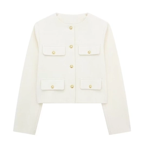 Détail de la texture d'une veste en tweed blanc avec des boutons dorés élégants