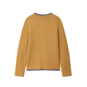 Vista posteriore del maglione in maglia color cammello con bordi viola a contrasto