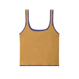 Top a canotta in maglia color cammello con bordi a contrasto blu all'uncinetto