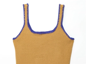 Dettaglio di un top in maglia color cammello con rifiniture all'uncinetto blu acceso