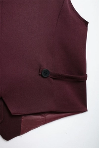 Detailansicht der weinroten Weste mit Rückengurt und feiner Twill-Stoffstruktur