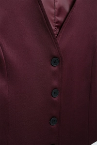 Detail der weinroten Twill-Weste mit V-Ausschnitt und drei schwarzen runden Knöpfen