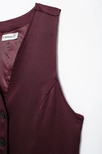 Detail der burgunderroten V-Ausschnitt Weste mit schwarzen Knöpfen und Köperbindung
