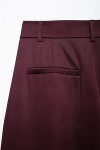 Detail der burgunderroten Hose mit Gürtelschlaufen und raffinierter Paspeltaschennaht