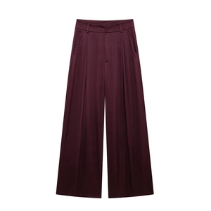 Detail einer weinroten Hose mit hoher Taille, eleganten Falten und fließendem Stoff