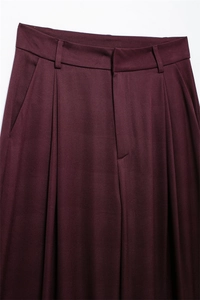 Detailansicht der weinroten Hose mit hoher Taille und elegantem Falten-Design