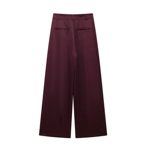 Rückansicht einer tief burgunderroten weiten Hose mit Satin-Finish und Taschendetail