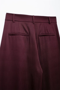 Detailansicht der Rückseite einer weinroten Hose mit Paspeltaschen und Schlaufen