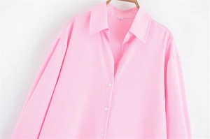 Dettaglio camicia a righe rosa e bianche con colletto a rever ed etichetta taglia M