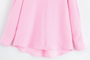 Dettaglio di camicia a righe rosa chiaro in cotone con bottoni bianchi e trama