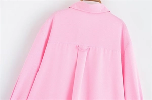 Dettaglio camicia a righe rosa con carré orizzontale e motivi a righe verticali sul retro