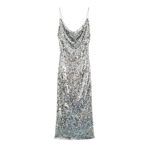 Elegante vestido midi de lentejuelas plateadas con cuello desbocado y tirantes finos