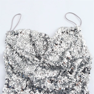 Detalle del bordado de lentejuelas plateadas en vestido con tirantes elásticos