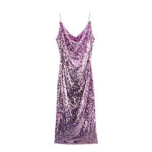 Elegante vestido midi de lentejuelas moradas con cuello desbocado y tirantes finos