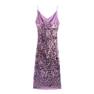 Detalle de vestido midi morado con lentejuelas, cuello desbocado y textura brillante