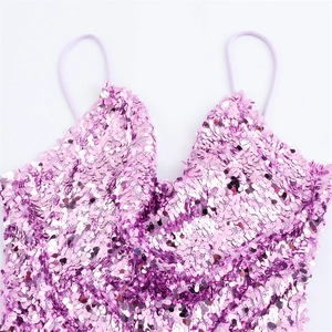 Vista macro de las lentejuelas lavanda en el elegante vestido midi con cuello desbocado