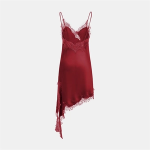 Detalle de vestido de satén rojo oscuro con encaje elegante y dobladillo asimétrico
