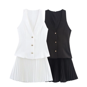 Completo estivo da donna con gilet senza maniche scollo a V e minigonna a pieghe bianco nero