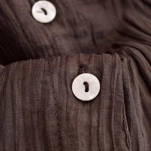 Transparente Langarm-V-Bluse mit Schleife und brauner vertikaler Faltenstruktur