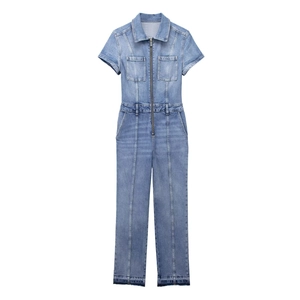 Combinaison en jean bleu clair à manches courtes avec fermeture éclair et jambe droite