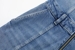 Détail de couture denim de qualité, passants de ceinture et fermeture éclair en métal