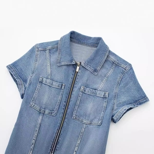 Combinaison en denim bleu clair délavé pour femme avec fermeture éclair et poches
