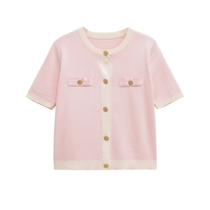Gilet en maille rose à manches courtes avec bordure blanche et boutons dorés